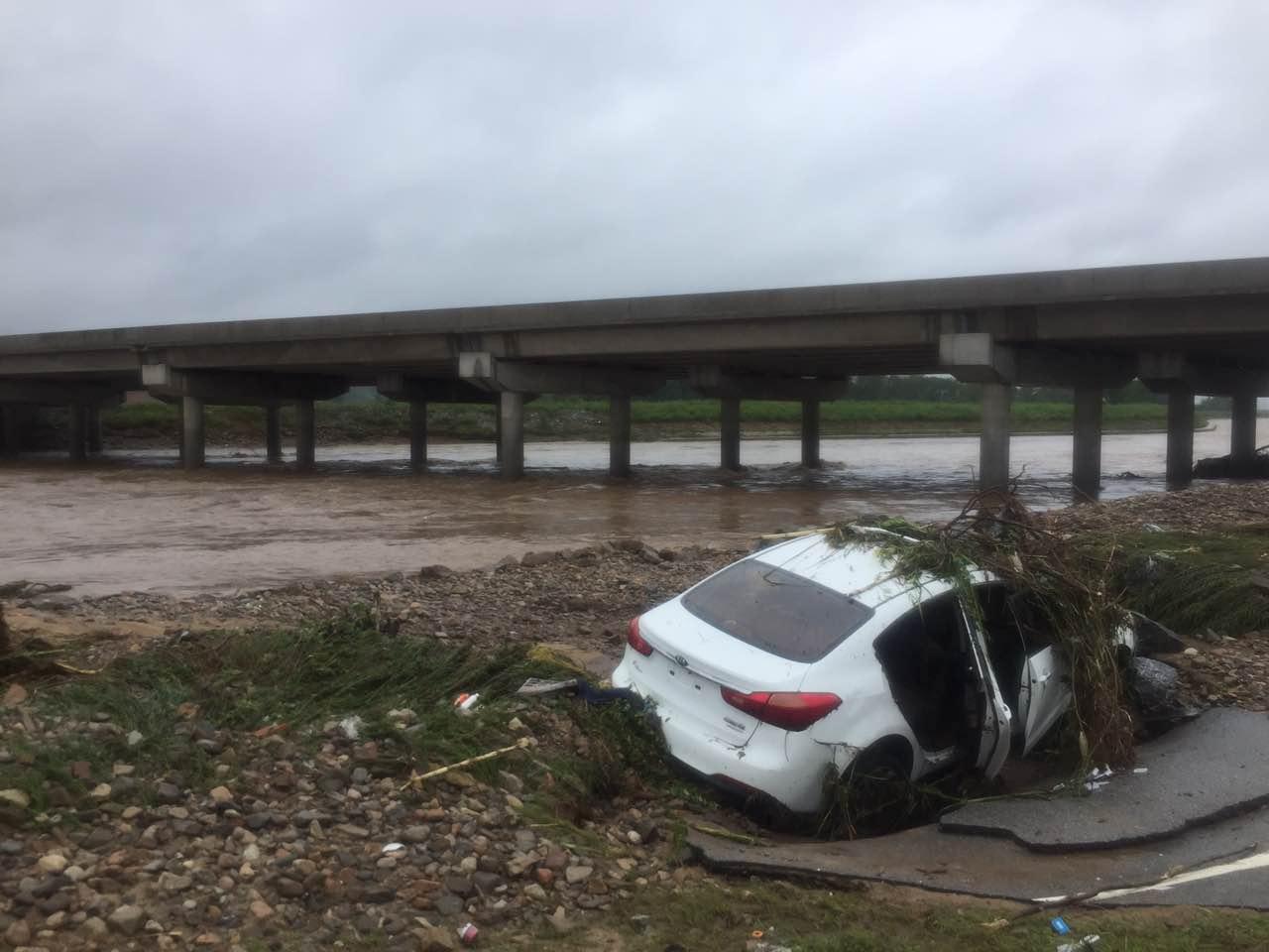 辽宁岫岩遭遇洪水 公路损毁 广告牌被掀翻（图）