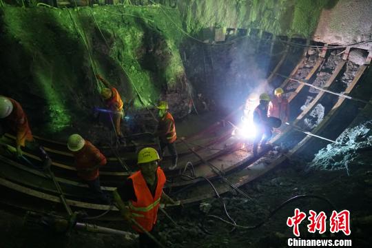 探访滇藏铁路丽香段:铺筑科学环保天路|虎跳