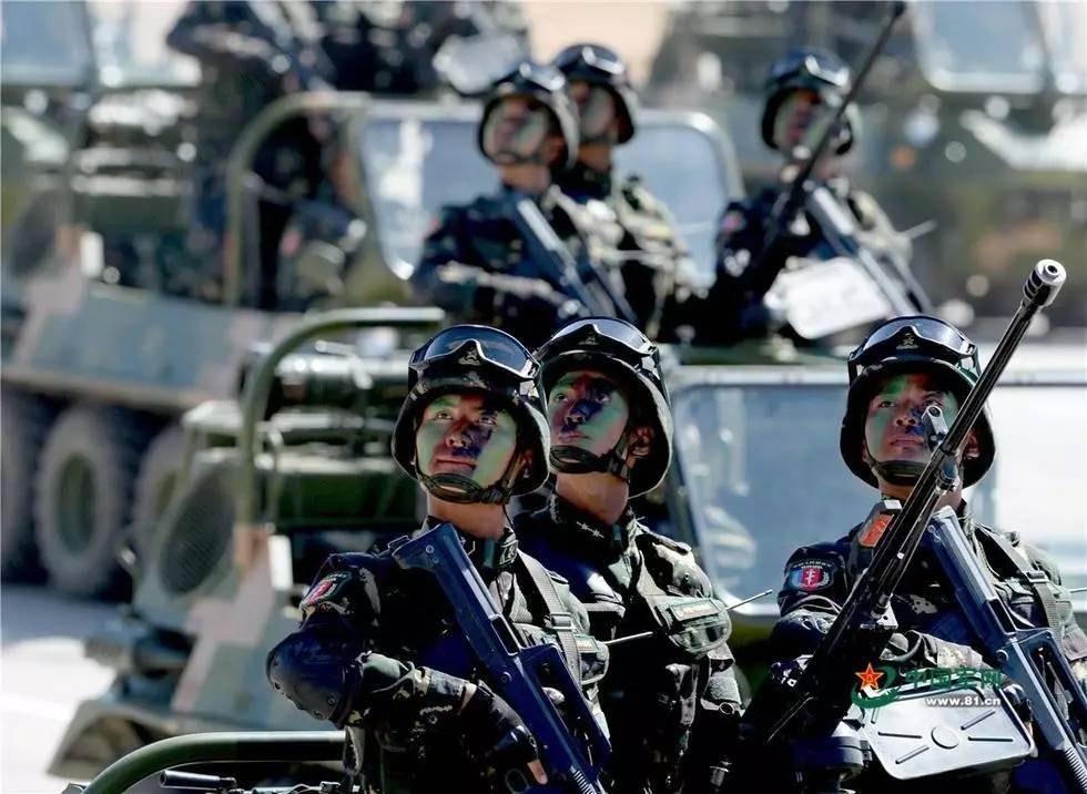 △ 为庆祝建军90周年举行的沙场阅兵中，特种兵方阵接受校阅。（图/中国军网）