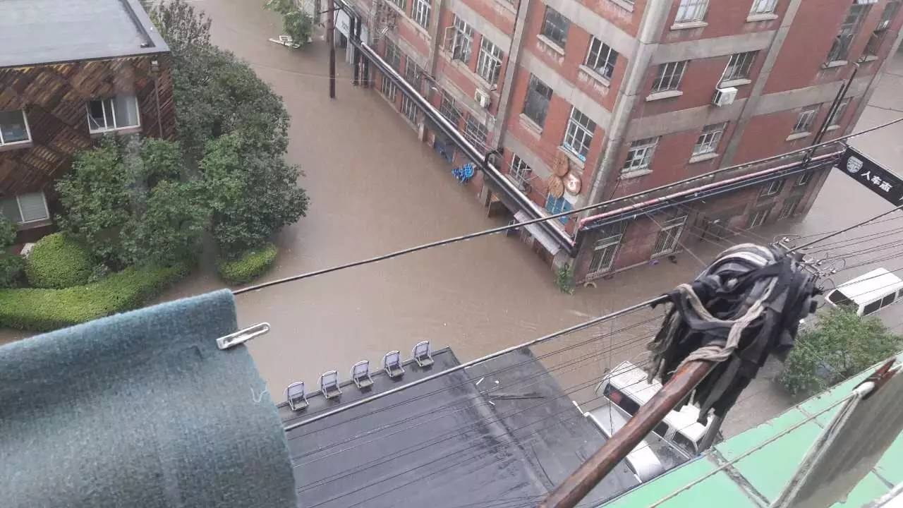 大连遭遇几十年不遇的急雨:全城抢险排涝,个别