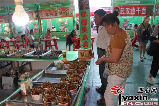 新疆乌苏市：啤酒节特色美食展吸引众多游客市民闻香而来