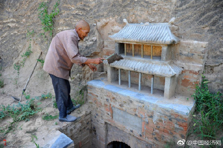 老人花6年挖墓引关注 网友:道出了多少老人的