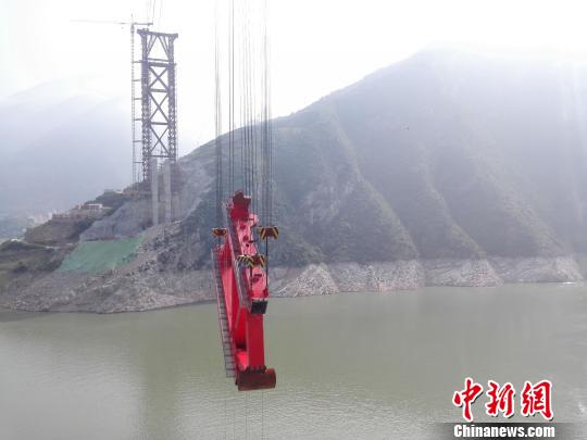 湖北香溪长江大桥属庞大地质条件下的高山峡谷跨长江水上作业，主拱钢箱桁架结构吊装事情难度大　雷勇　摄