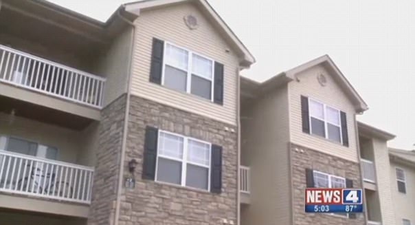 美女子不满9岁男孩欺负自己女儿 在其额头写上