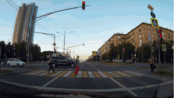 视频|摩托车高速闯红灯撞车 连人带车前空翻18