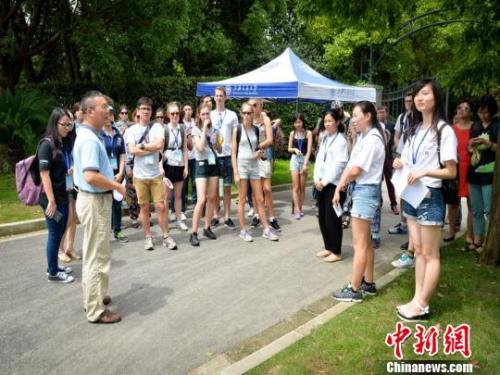 资料图:英文版中医药“慕课”亮相上海交大,65名留学生首“尝鲜” 。
