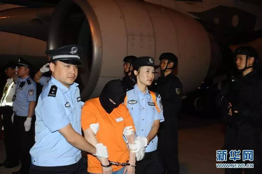 大快人心!77名电信诈骗案嫌疑人被押解回国|嫌