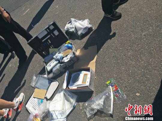 警方缴获的毒品和贩毒工具 五公宣