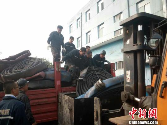 山西焦煤团体5日对外宣布称，对1日发生的山西焦煤团体汾西矿业宜兴煤业废弃井筒坍塌事故救援竣事，3名失联职员罹难。图为1日救援现场。 山西焦煤团体提供