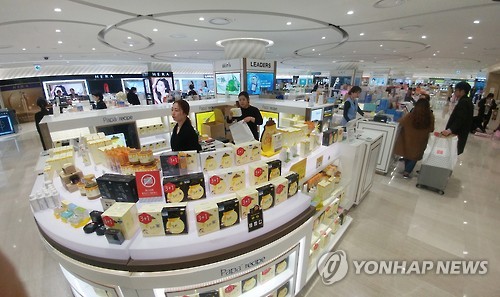 资料图片：济州乐天免税店内顾客不多。（韩联社）