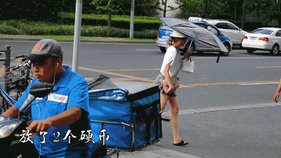 【都是模子】上海街头一阵风吹散老伯手上几万