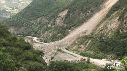 塌方现场。图片来自：四川省阿坝州茂县县委宣传部官方微博