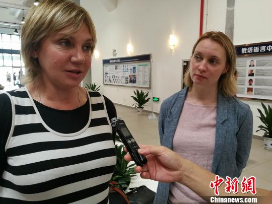 莫斯科大学杜娜耶娃教授接受采访　郑小红　摄