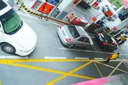 8月1日起,在加油站违章停车最高处罚2000元!