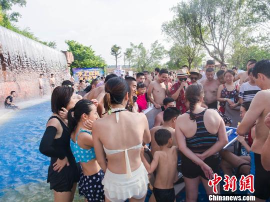到场水中麻将的游客应接不暇。　钟欣　摄