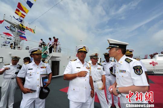 中国水师宁静方舟医院船船长郭保丰向斯水师西部军区副司令尤特帕拉准将先容宁静方舟情形。　山河 摄