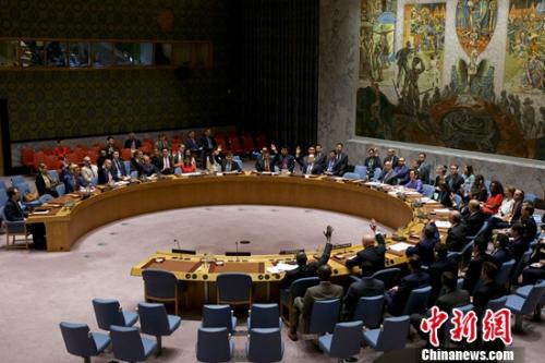 当地时间8月5日,联合国安理会在纽约联合国总部通过一项针对朝鲜实施新制裁的决议。这份由美国向安理会提交的决议草案获得安理会15个成员国一致通过。图为会议表决该决议时安理会15个成员国代表一致举手表示赞同。<a target=\'_blank\' href=\'http://www.chinanews.com/\'>中新社</a>记者 廖攀 摄