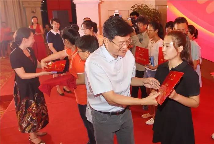 新文化志愿者协会正式成立!继续做公益帮寒门