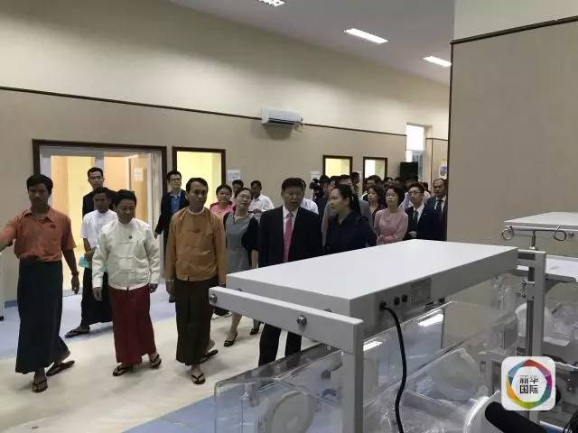  宋涛在缅方陪同下实地考察医院