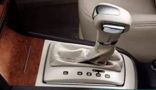 自动挡的车不能这么换挡！想毁车你就继续这么开...