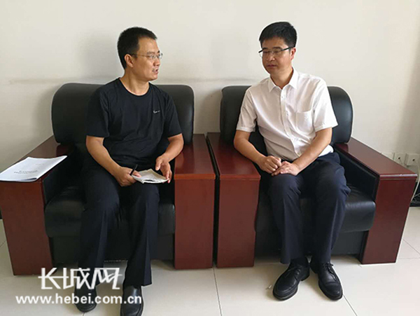 长城新媒体记者采访华北石油治理局总医院院长张辉（右）。