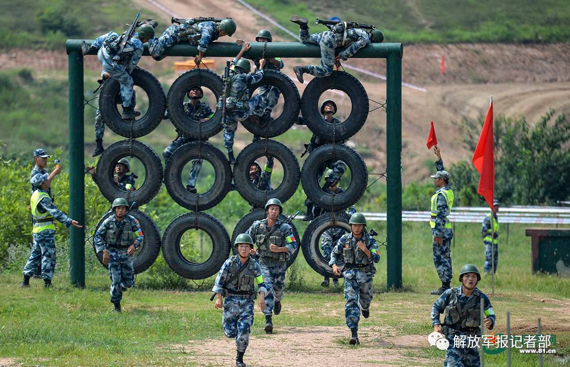 中国参赛队员在翻越障碍.沈玲 摄