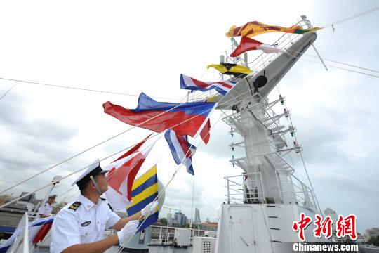中国水师宁静方舟医院船徐徐驶进斯里兰卡科伦坡港时，信号兵升起中斯两国国旗。　山河 摄