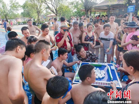 到场水中麻将的游客应接不暇。　钟欣　摄
