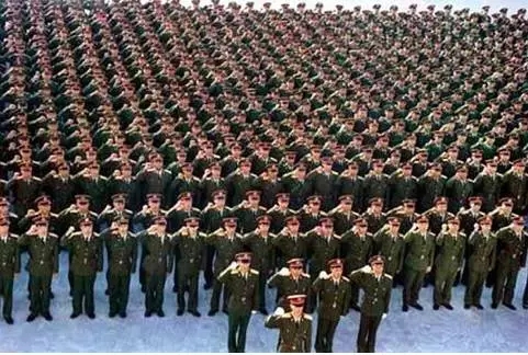  某部官兵授衔后举行宣誓仪式。