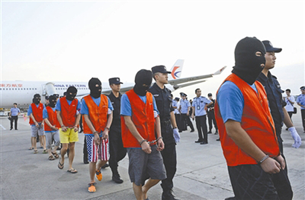 8月3日，诈骗集团犯罪嫌疑人被押解回国