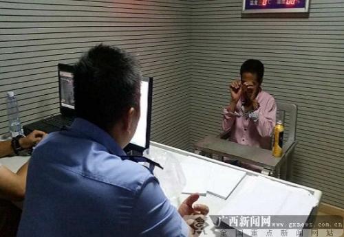民警正在审讯犯罪嫌疑人余某。广西新闻网实习生 周译摄