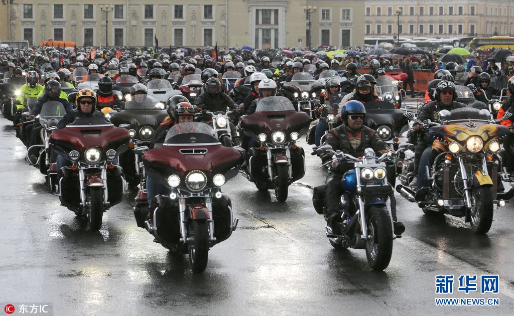 俄罗斯举行哈雷日 炫酷机车压马路好拉风|哈