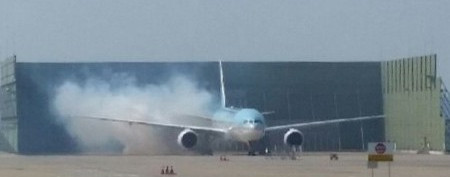  航班返航后，在机场检修时发生火灾（韩联社图）