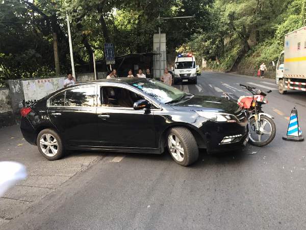 转弯未让直行 车损人伤|摩托车|交通事故|煤矿