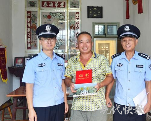 两老人垂钓不慎落水 他危急时刻下河救人|陈大