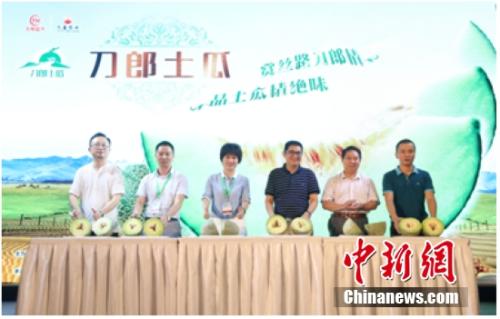 刀郎逆刀法征服北京吃瓜群众 永辉超市举办刀