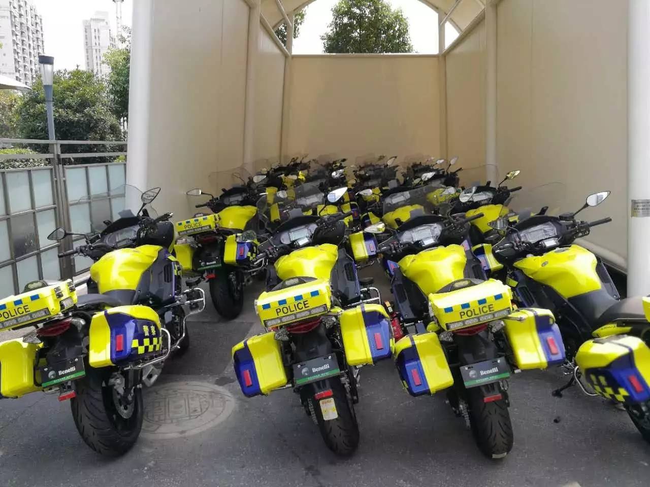 专治开车玩手机!南京交警铁骑中队三个月处罚