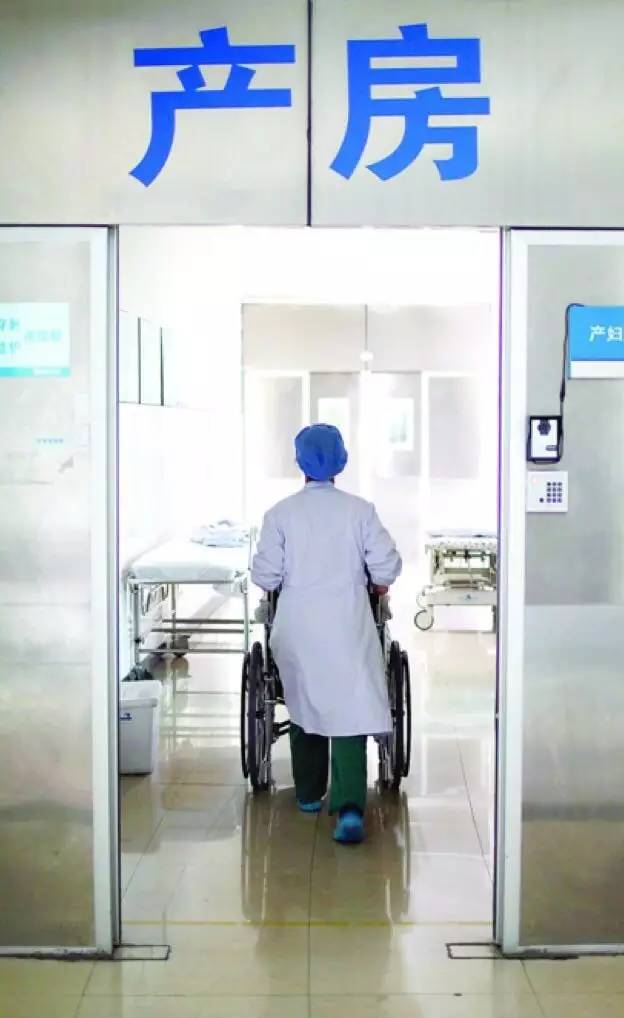 30多年前两男婴产房抱错,两对父母将错就错,一