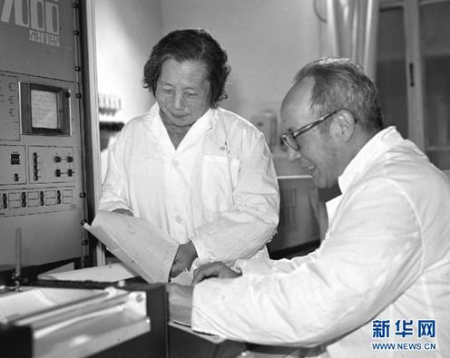 “中国稀土之父”徐光宪与夫人在实验室工作