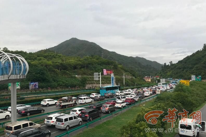西汉高速发生严重事故 油罐车侧翻致服务区变