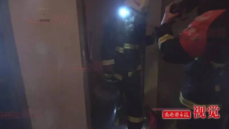 惊险！海口一男子将自己反锁屋内开煤气纵火，“嘶嘶”冒气的煤气罐随时可能发生爆炸…