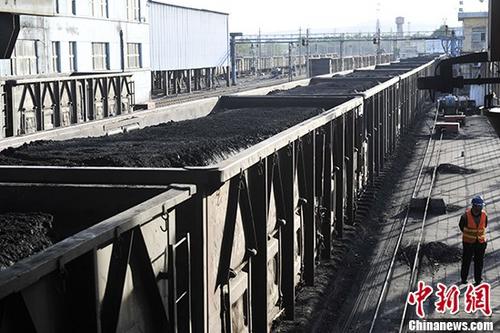 资料图：一列满载即将外销煤炭的列车。（资料图片） 中新社记者 韦亮 摄