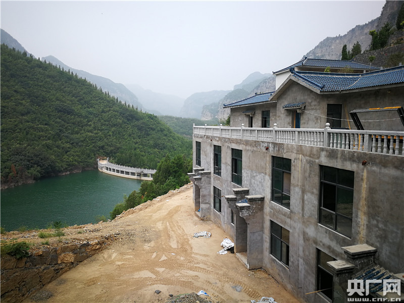 青龙山慈云寺景区内违建建在水库北侧。
