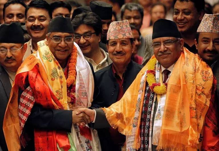 ▲资料图片：6月6日，加德满都，尼泊尔新任总理谢尔·德乌帕（左）与前任普什帕·卡迈勒·达哈尔握手。（美联社）