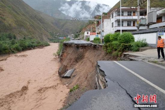 甘肃陇南遭暴雨袭击致多条公路塌方阻断。 陇南公路管理局供图