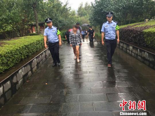 图为公安民警将涉案人员带往西山坡公园纪念碑现场。　杨汉申　摄