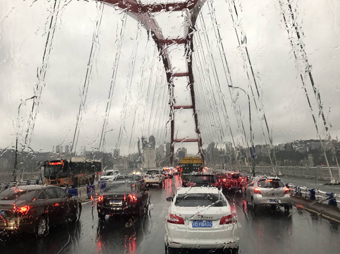 惊艳如画,一下雨,重庆就美成了撩人的江南.