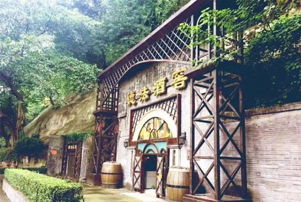 有了防空洞,不管多热重庆人都可以肆无忌惮的烫火锅