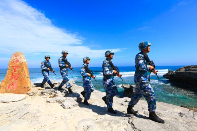 山海之间挺立着身躯 我们是共和国的海军岸防兵潜艇部队 ▼