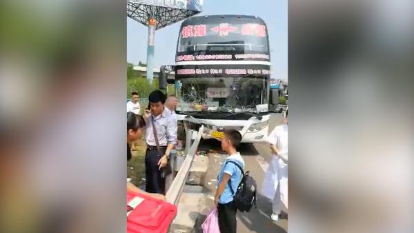 客车高速上撞护栏，全车被贯穿7人受伤